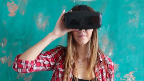 Glückliche junge Frau mit Virtual-Reality-Headset — Stockvideo