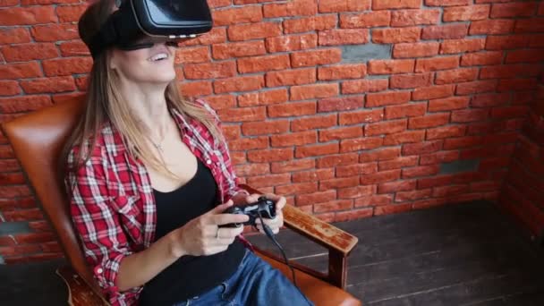 Žena hrající s virtuální realitu brýlemi — Stock video