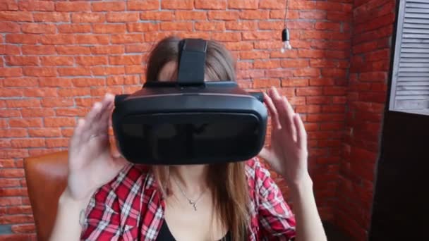 Счастливая молодая женщина с гарнитурой виртуальной реальности — стоковое видео