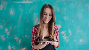 Ufa, Rusya Federasyonu. -29 Temmuz: kadın göstermek tablet ile Pokemon Go logosu, 29 Temmuz 2016 yılında Ufa, Rusya Federasyonu