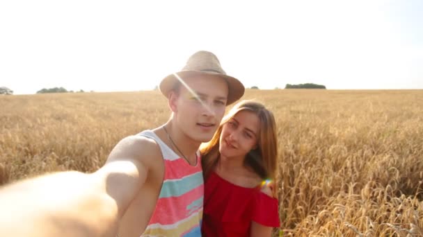 Feliz jovem casal tomando selfie — Vídeo de Stock