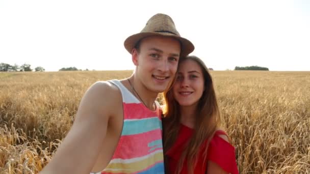 Lyckligt ungt par som tar selfie — Stockvideo