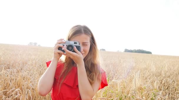 Woman with retro camera — Stock Video