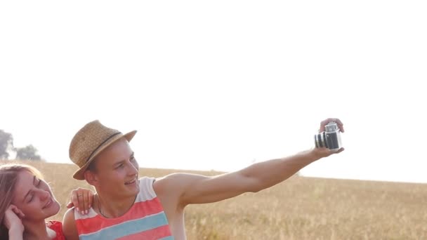 Pareja joven haciendo selfie al aire libre — Vídeo de stock