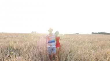 Aşık genç çift romantik ve eğlenceli buğday yaz aylarında alanınız
