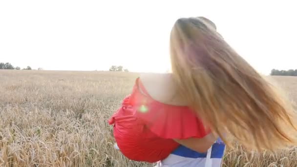 Happy young couple together in countryside having fun — Stock Video