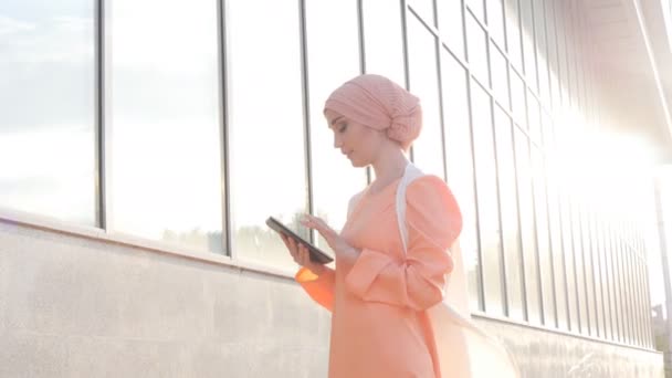 Mujer musulmana uso tableta — Vídeos de Stock