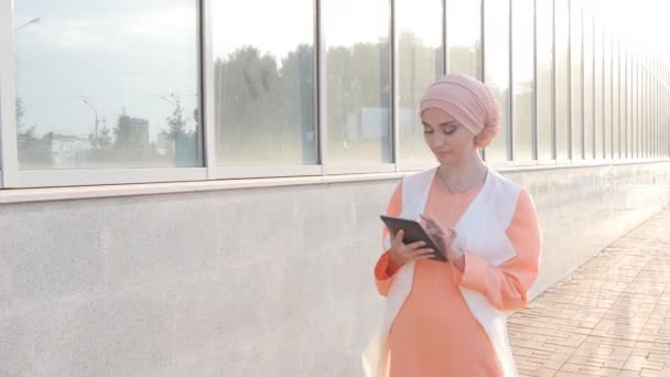 Donna musulmana uso tablet — Video Stock