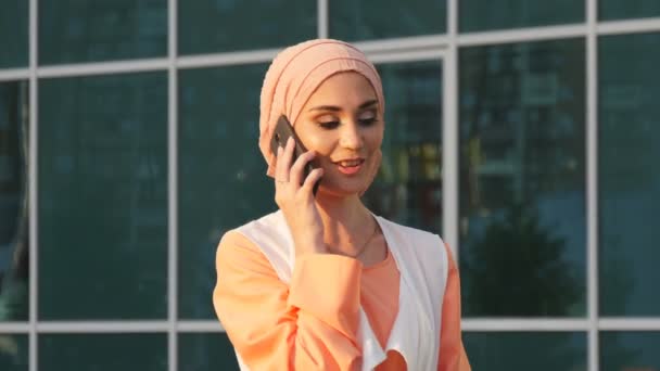 Arab business woman on the mobile phone in a park — Stock Video