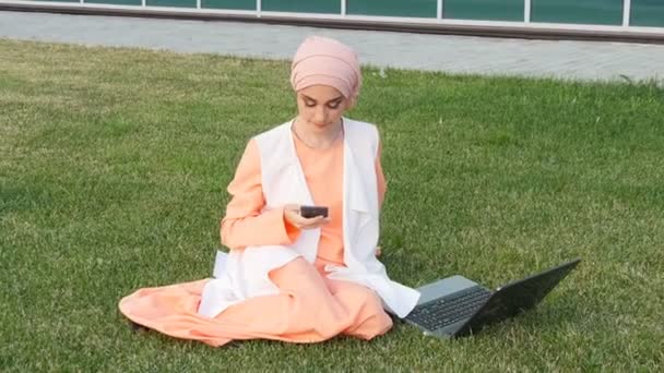 Mulher muçulmana a tirar uma selfie . — Vídeo de Stock