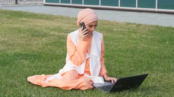 Mujer árabe de negocios en el teléfono móvil en un parque — Vídeo de stock