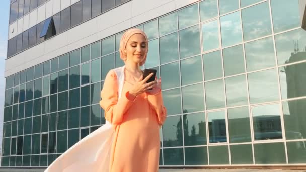 Μουσουλμανική γυναίκα να βγάζει μια selfie. — Αρχείο Βίντεο