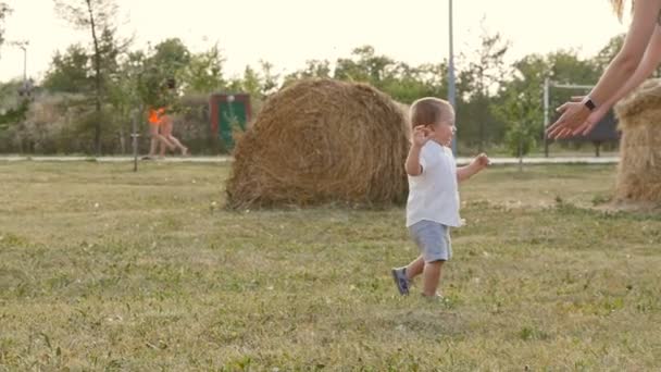 Madre e figlio having divertimento — Video Stock