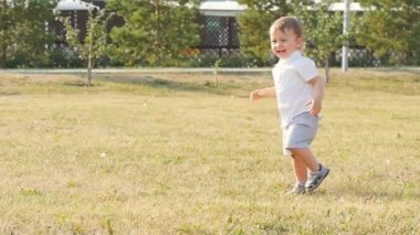 biri parkta tebrik gülümseyerek mutlu küçük çocuk
