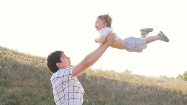Šťastný otec a syn hraje společně baví — Stock video