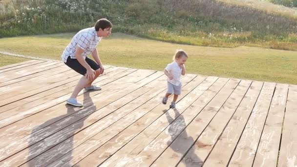 Glückliche Familie, die Spaß im Freien hat — Stockvideo