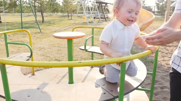 Gelukkig vader en zoon spelen samen plezier — Stockvideo