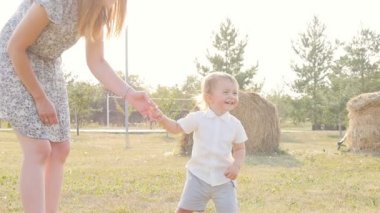 Anne ve oğlu sonbahar parkta oynarken