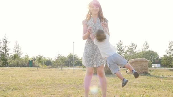 Мати і син грають в осінньому парку — стокове відео