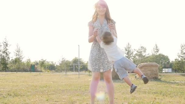 Madre e hijo jugando en el parque de otoño — Vídeo de stock