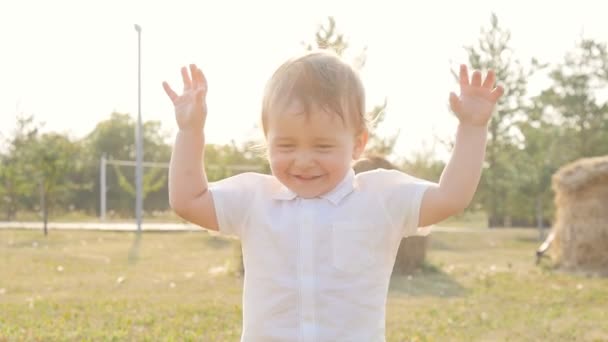 Menino na luz do sol — Vídeo de Stock