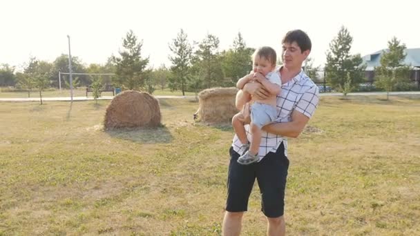 Familia feliz divirtiéndose al aire libre — Vídeo de stock