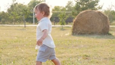 Küçük çocuk güneş ışığı altında