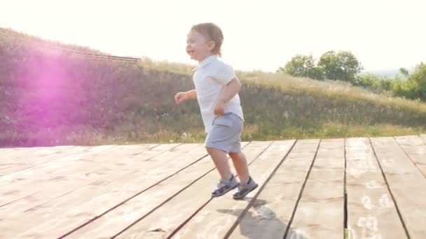 Família feliz se divertindo ao ar livre — Vídeo de Stock