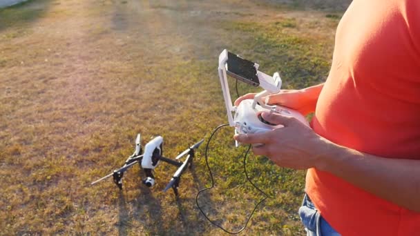 Człowiek pracy drone z pilotem zdalnego sterowania — Wideo stockowe