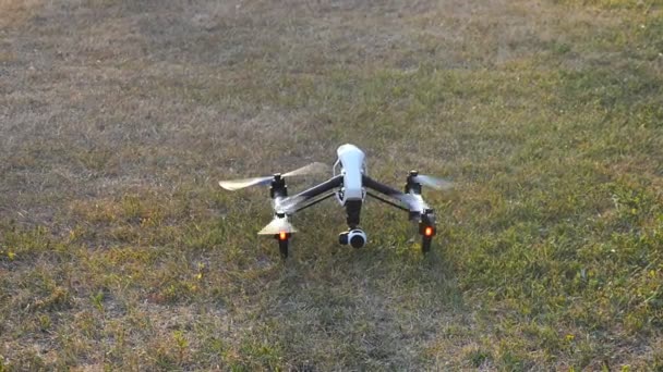 Çim dron çıkartıyor — Stok video