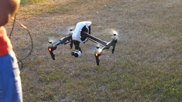 Drone aterriza al atardecer — Vídeos de Stock