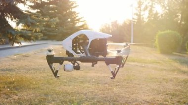 Drone topraklarda gün batımında