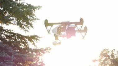Drone topraklarda gün batımında
