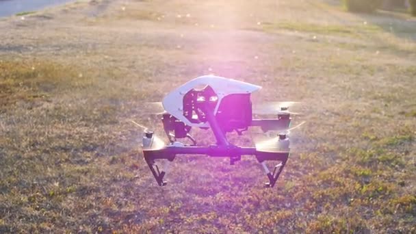 Drone decolla dall'erba — Video Stock