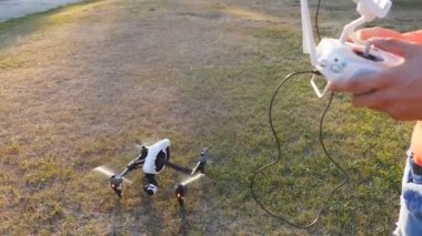 adam bir dron uzaktan kumanda ile çalışma