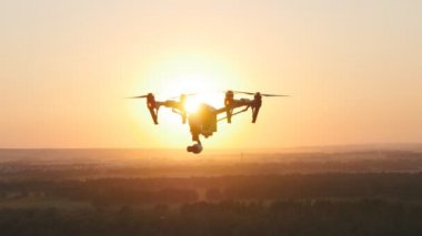 Quadrocopter dron uzaktan kumanda ile.