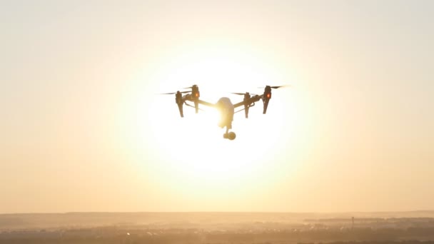 Drone Quadrocopter con control remoto . — Vídeo de stock