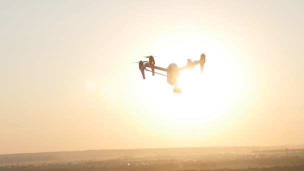 Quadrocopter dron uzaktan kumanda ile. — Stok video