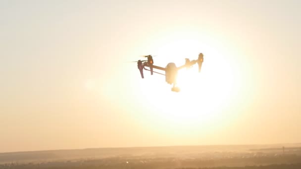 원격 제어 드 론 Quadrocopter. — 비디오