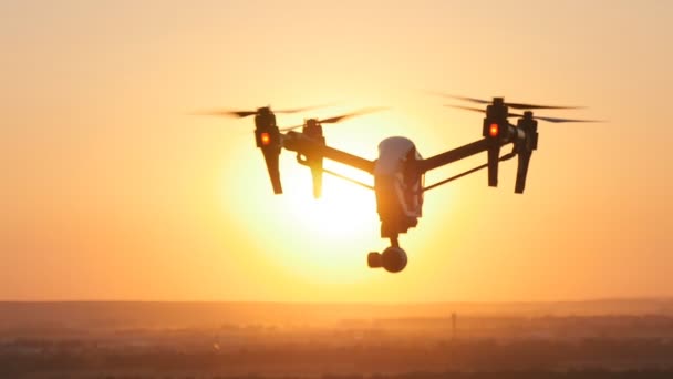 Quadrocopter drone távirányítóval. — Stock videók