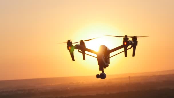 Quadrocopter drone with remote control. — Stock Video