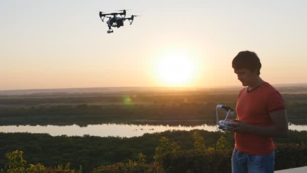 Hombre operando un dron con control remoto — Vídeos de Stock