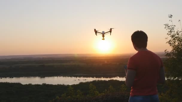 Uomo che aziona un drone con telecomando — Video Stock