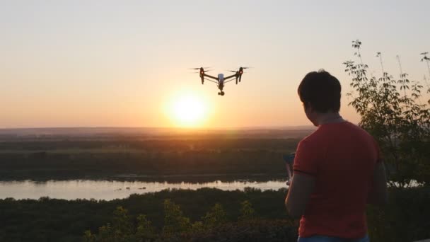 Adam bir dron uzaktan kumanda ile çalışma — Stok video