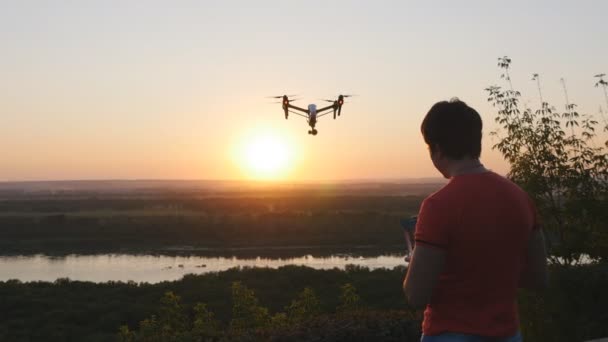 Hombre operando un dron con control remoto — Vídeo de stock