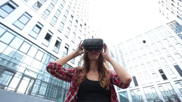 Žena pomocí virtuální reality zařízení — Stock video