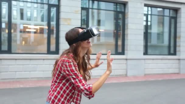 Bir sanal gerçeklik aygıtı kullanan kadın — Stok video
