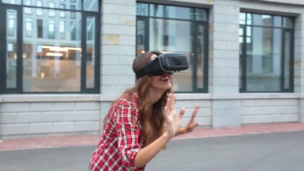 Mulher usando um dispositivo de realidade virtual — Vídeo de Stock