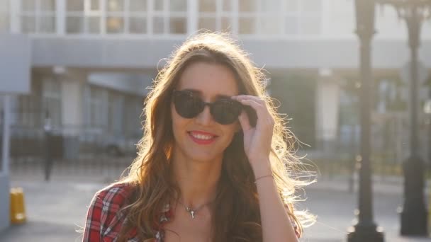 Chica sonriendo en gafas de sol — Vídeos de Stock