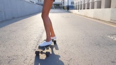 Kız bir kaykay sürme